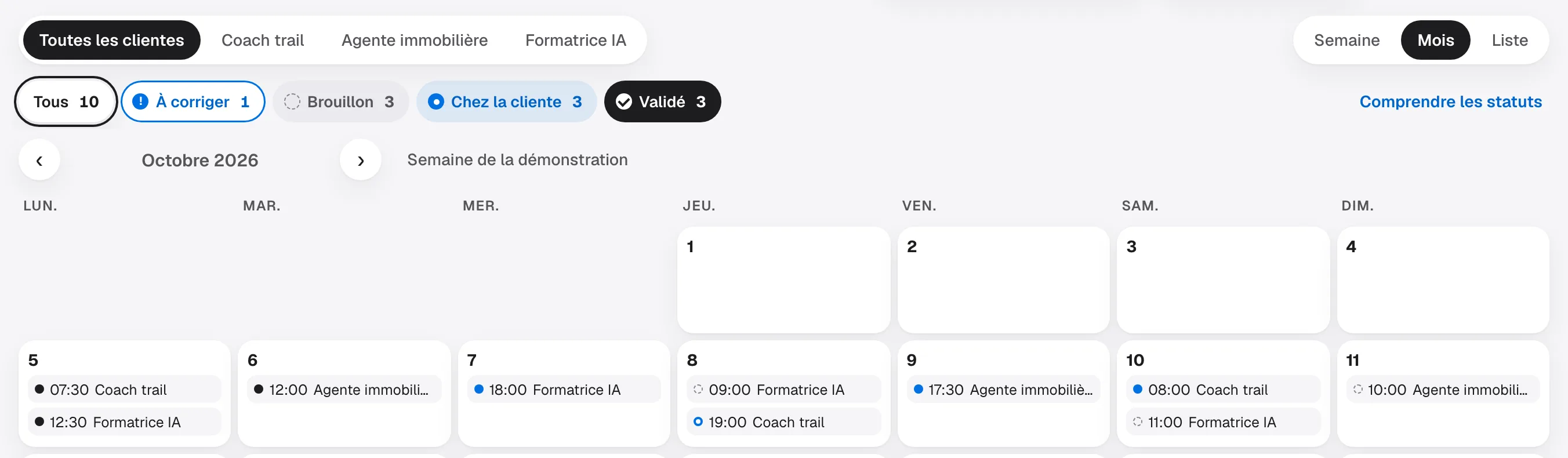 Vue Mois du Calendrier : octobre 2026, chaque jour porte l'heure de ses posts et le nom de la cliente
