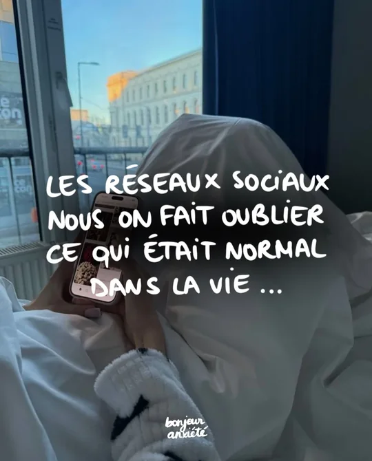 L'original&nbsp;: une écriture à la main, «&nbsp;Les réseaux sociaux nous ont fait oublier ce qui était normal dans la vie&nbsp;», sur une photo près d'une fenêtre