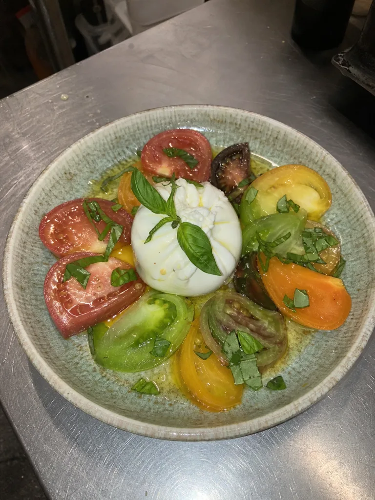 Ton plat du jour, pris au téléphone : une burrata au flash, sur le passe de la cuisine