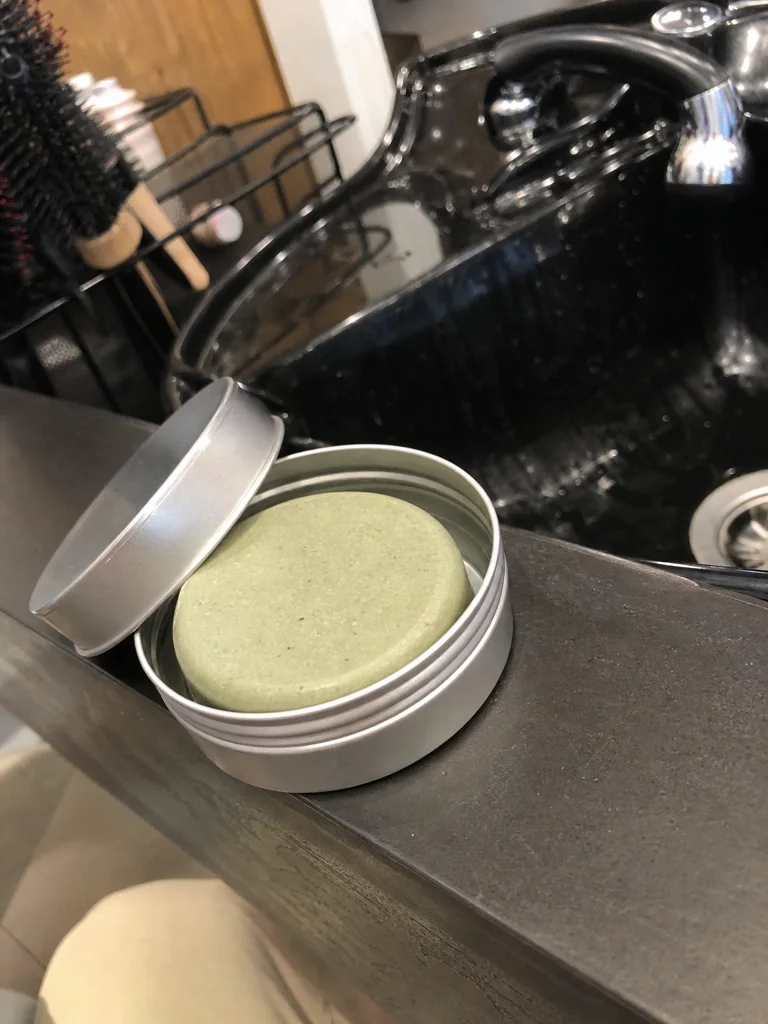 Ton shampooing solide, pris au téléphone : posé sur le lavabo du salon