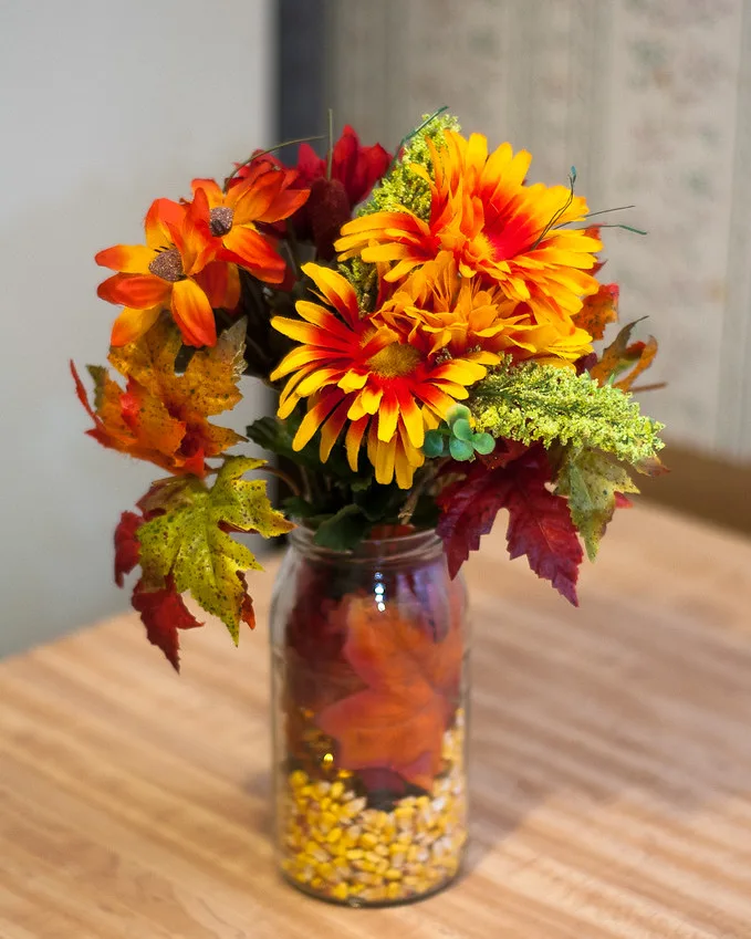 La photo de départ : un bouquet d'automne dans un bocal, sur une table en bois