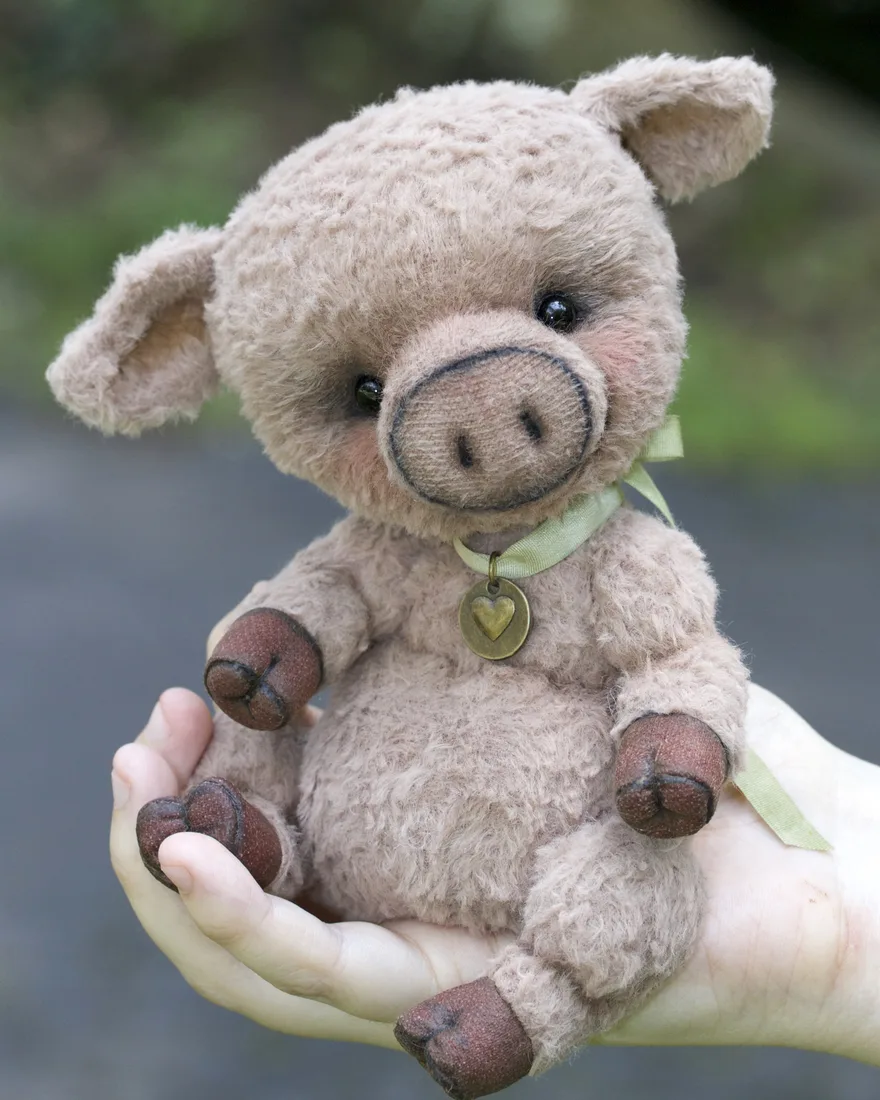 La photo de départ : un cochon en peluche tenu dans une main, dehors
