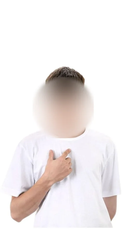 La scène&nbsp;: un jeune homme surpris sur fond blanc, visage flouté