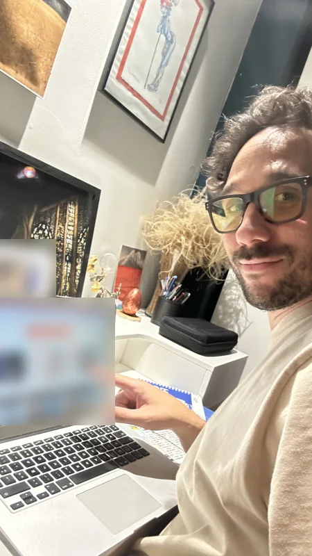 Ma photo de départ&nbsp;: assis à mon bureau, lunettes, devant l'ordinateur