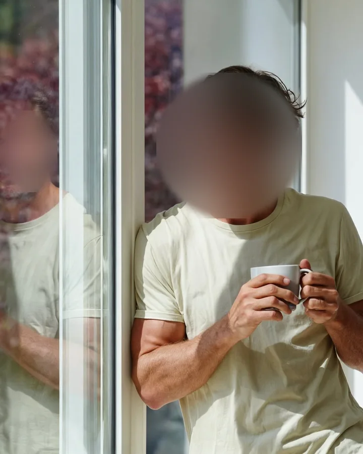 Une scène de la bibliothèque, visage flouté