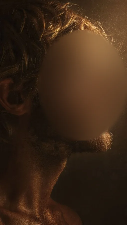 La scène&nbsp;: un portrait de profil dans une lumière dorée, visage flouté