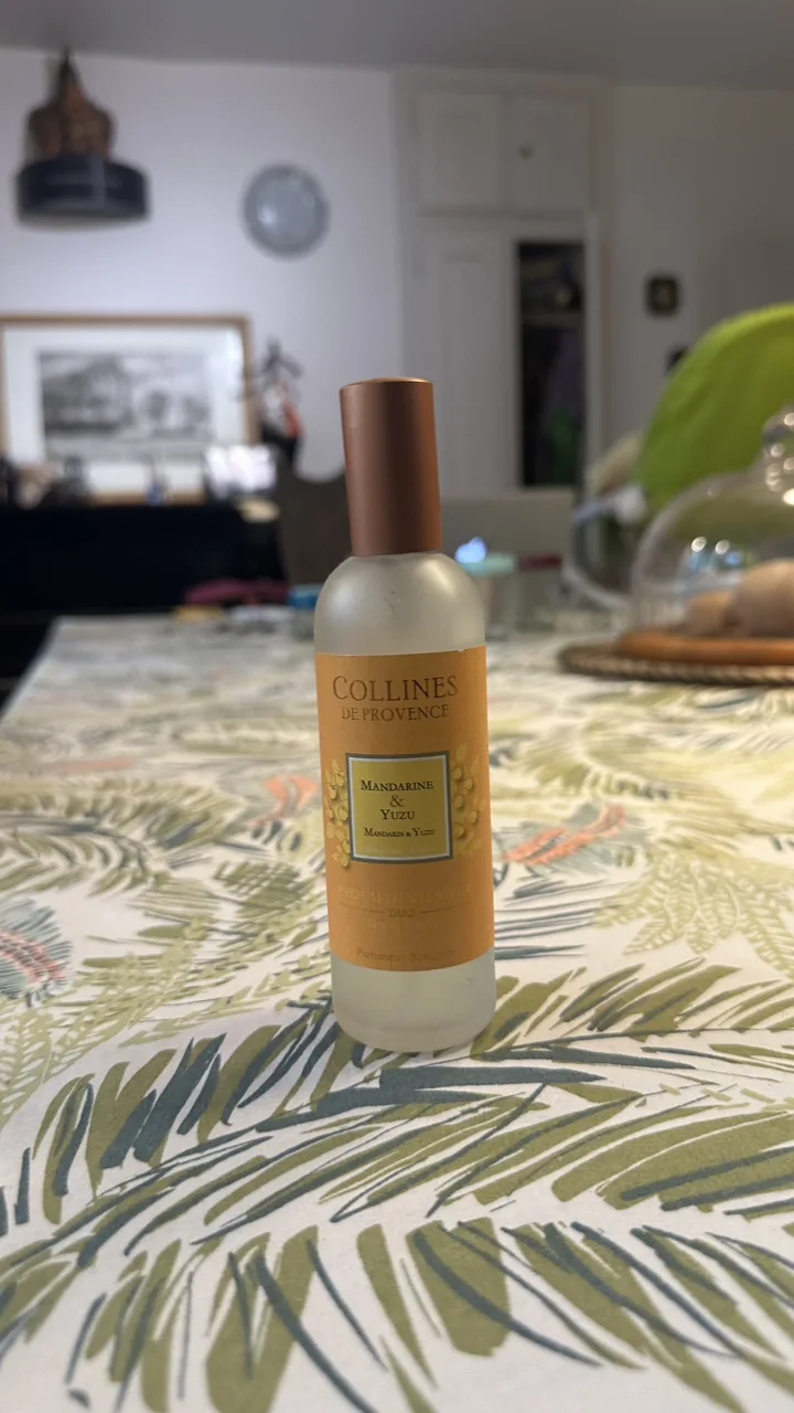 La photo de départ : un flacon de parfum d'intérieur posé sur une nappe à palmes, dans un salon