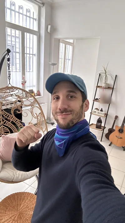 Ma photo de départ : selfie chez moi, casquette bleue, foulard, le poing levé