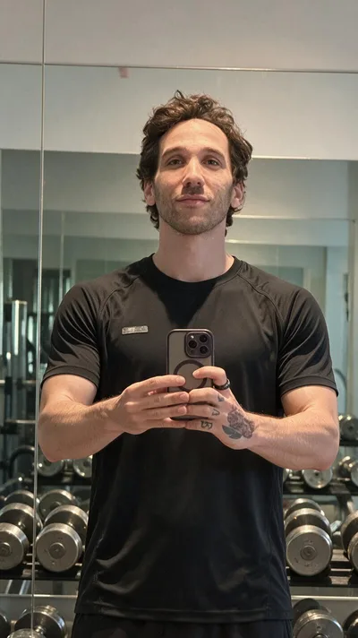La retouche : le même selfie au miroir d'une salle de sport, t-shirt technique noir