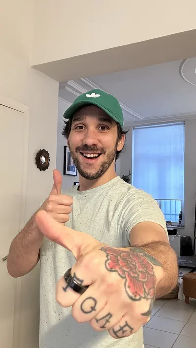 Ma photo de départ : chez moi, t-shirt gris, casquette verte, le pouce levé