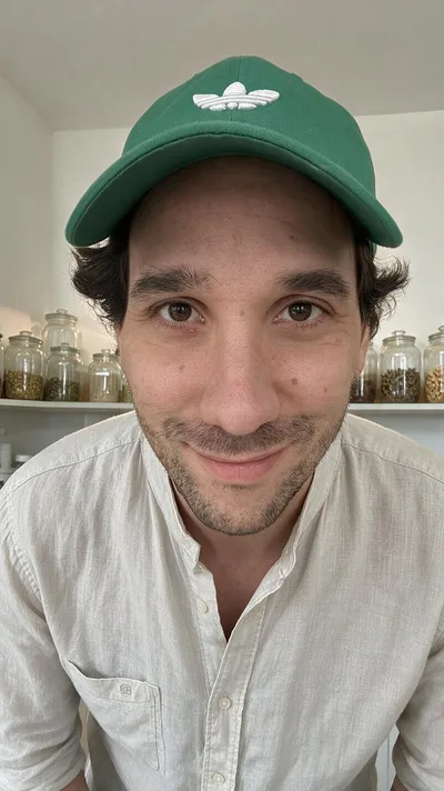 Réglage Tenue et décor : la même photo dans un cabinet de naturopathe, chemise de lin, bocaux de plantes