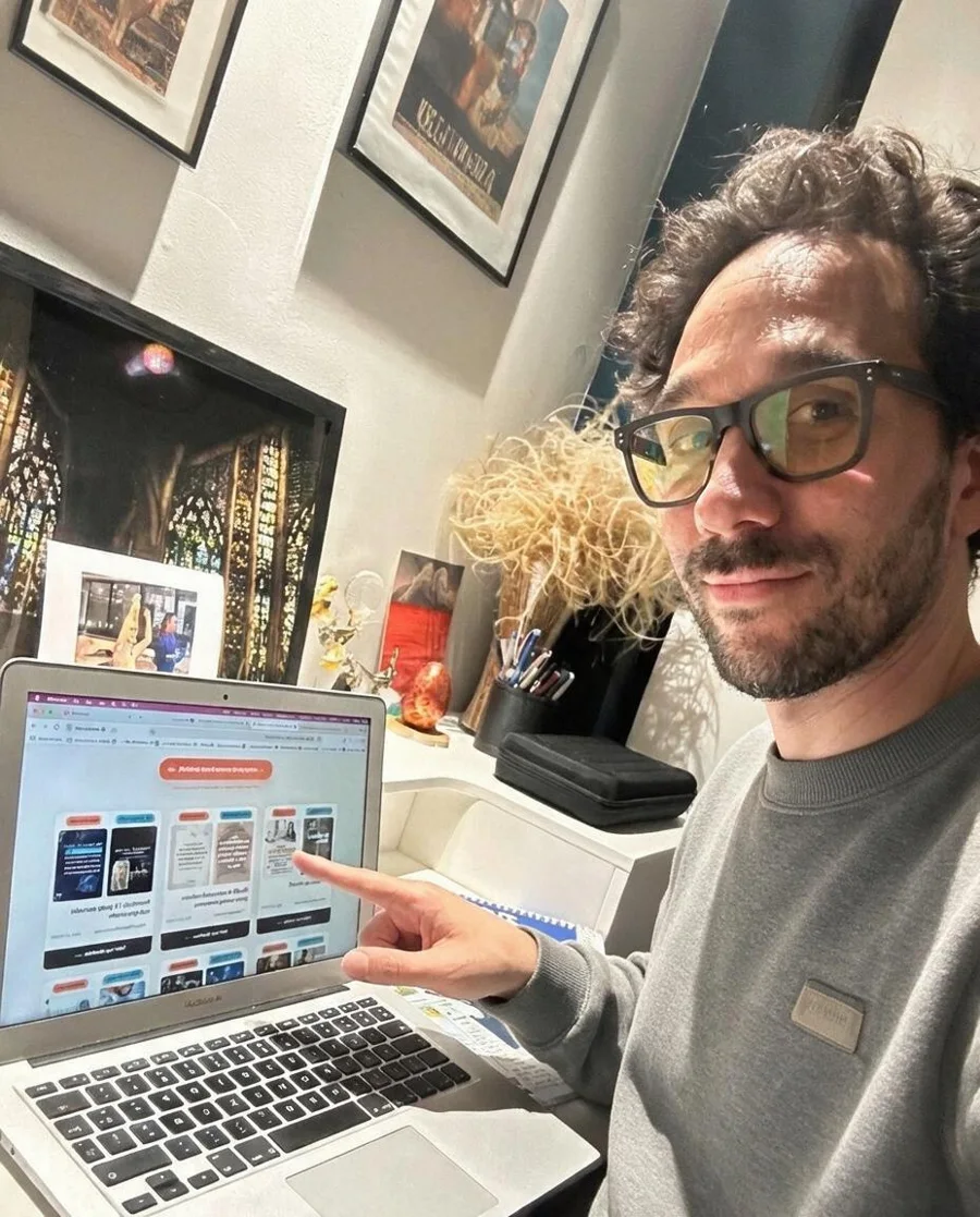 La retouche&nbsp;: la même pose au bureau, un pull gris à la place de la veste